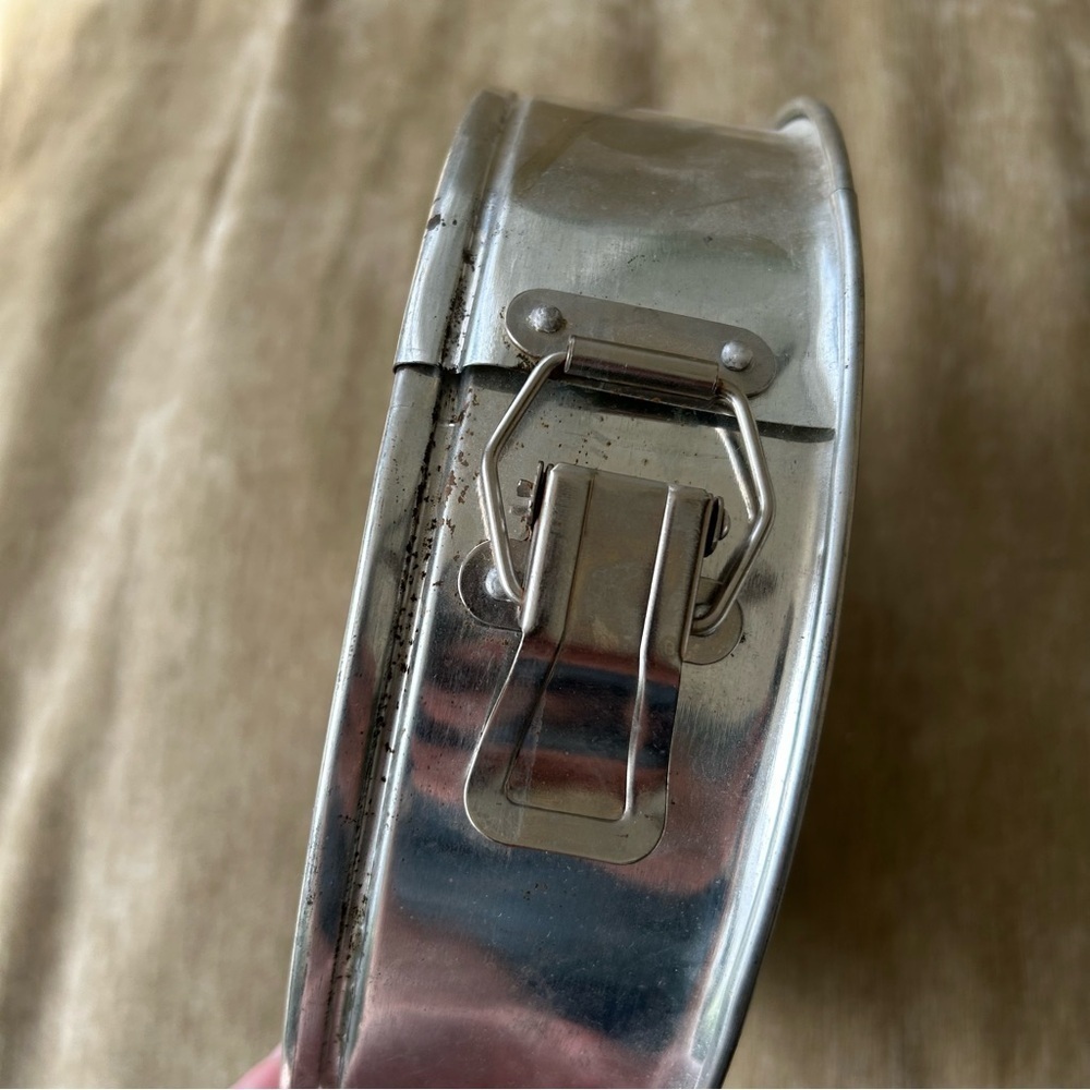 Pampered Chef Textured Silver Springform Pan - Picture 5 of 5